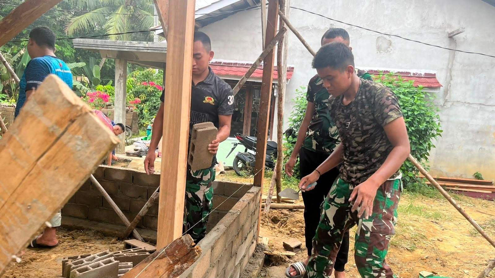Pembangunan Rumah Ibu Suhanim Melangkah Maju dengan Pemasangan Batako Solid