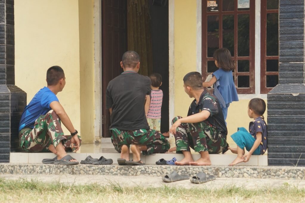 Keceriaan Anak-Anak Kandang Limun Menyambut Kehangatan Tim TMMD di Bengkulu