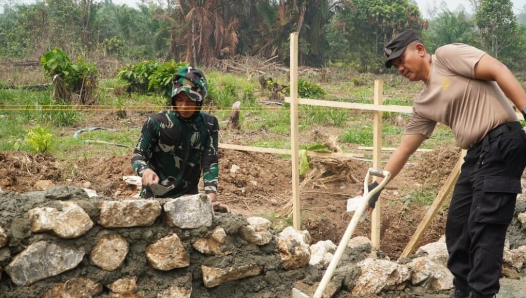 Masyarakat Luwu Timur Gotong Royong Bersama TNI-Polri di TMMD Ke-130