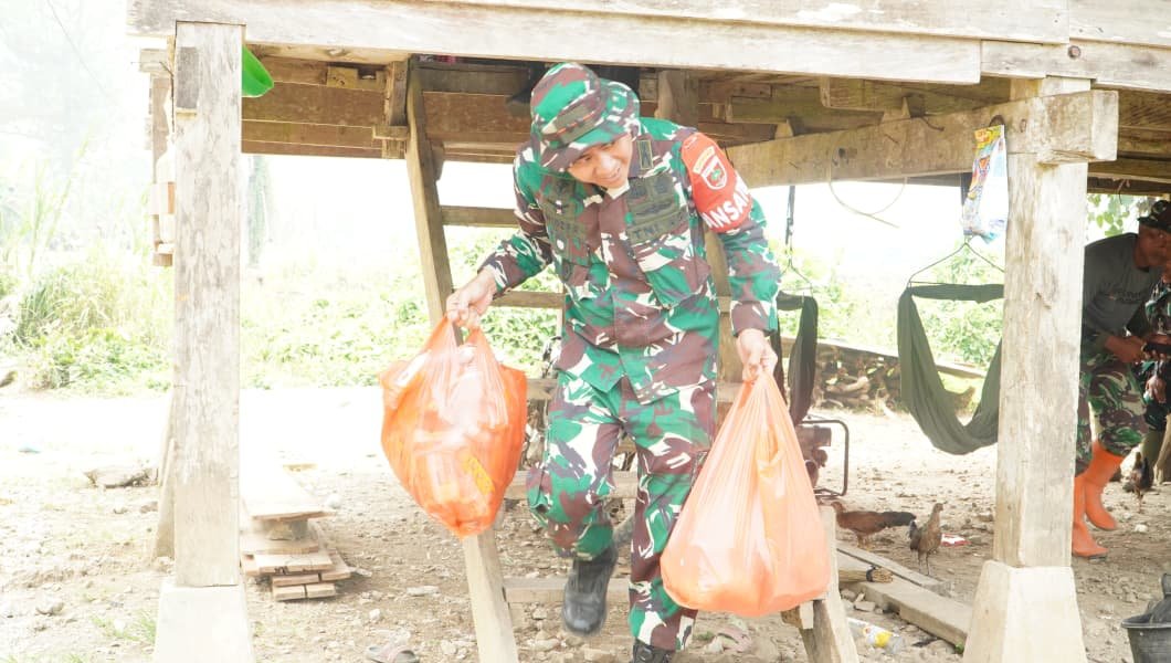 Kedatangan TNI Memperkuat Ekonomi Lokal di Warung Warga Luwu Timur