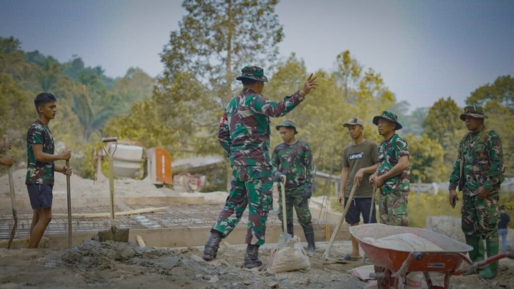 Kebersamaan Antara Prajurit dan Warga Dorong Sukses TMMD di Palopo