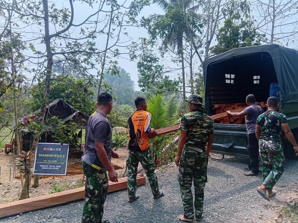 Satgas TNI Kolaborasi dengan Warga dalam Perbaikan Rumah di Desa Leboni