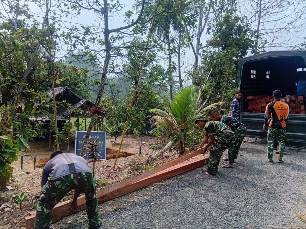 Kedatangan material kayu dukung proses rehabilitasi rumah di Desa Leboni