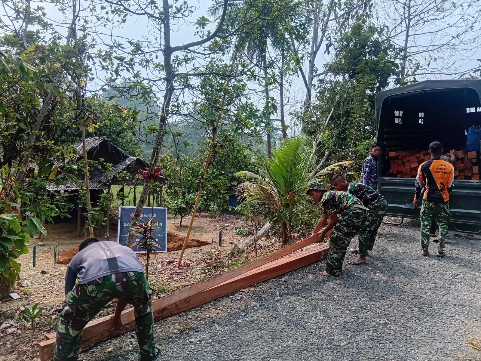 Kedatangan material kayu dukung proses rehabilitasi rumah di Desa Leboni