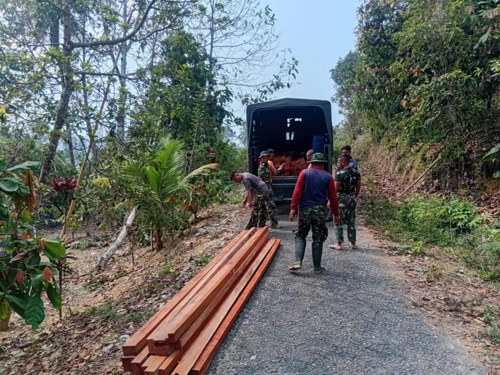 Kepedulian TNI dan Masyarakat Mempercepat Renovasi Rumah di Desa Leboni