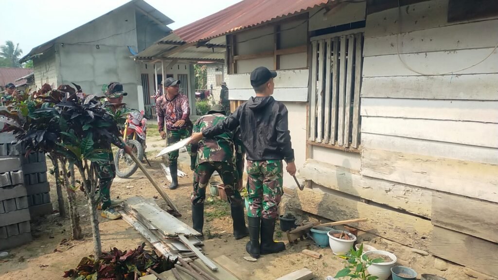 Satgas TNI Mulai Revitalisasi Rumah Bapak Arianton di Desa Soe