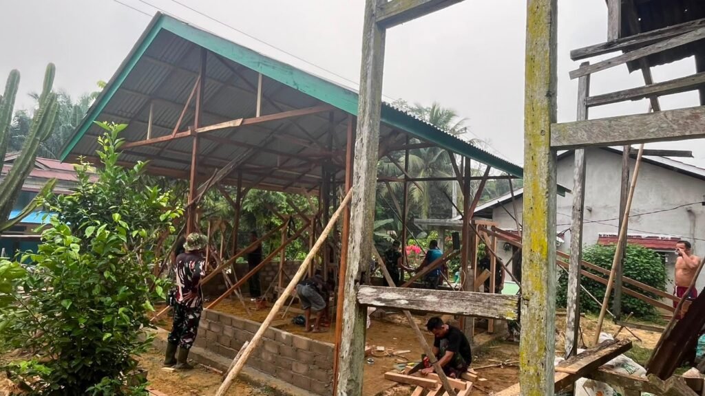 Ibu Suhanim sampaikan terima kasih atas dedikasi Satgas TMMD dalam pembangunan rumah