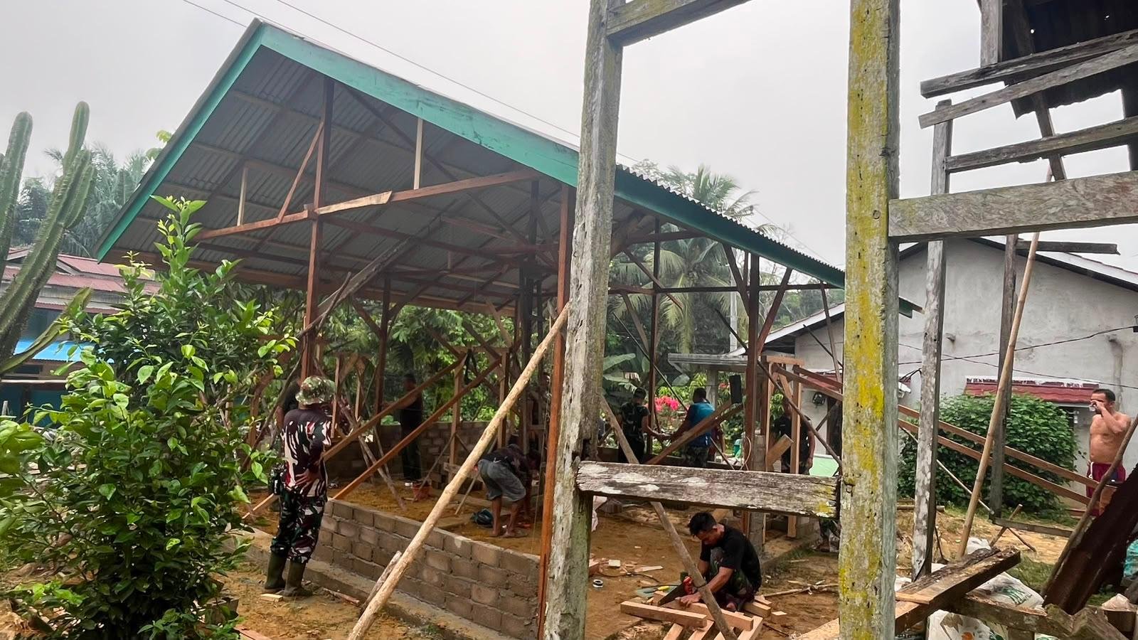 Ibu Suhanim sampaikan terima kasih atas dedikasi Satgas TMMD dalam pembangunan rumah