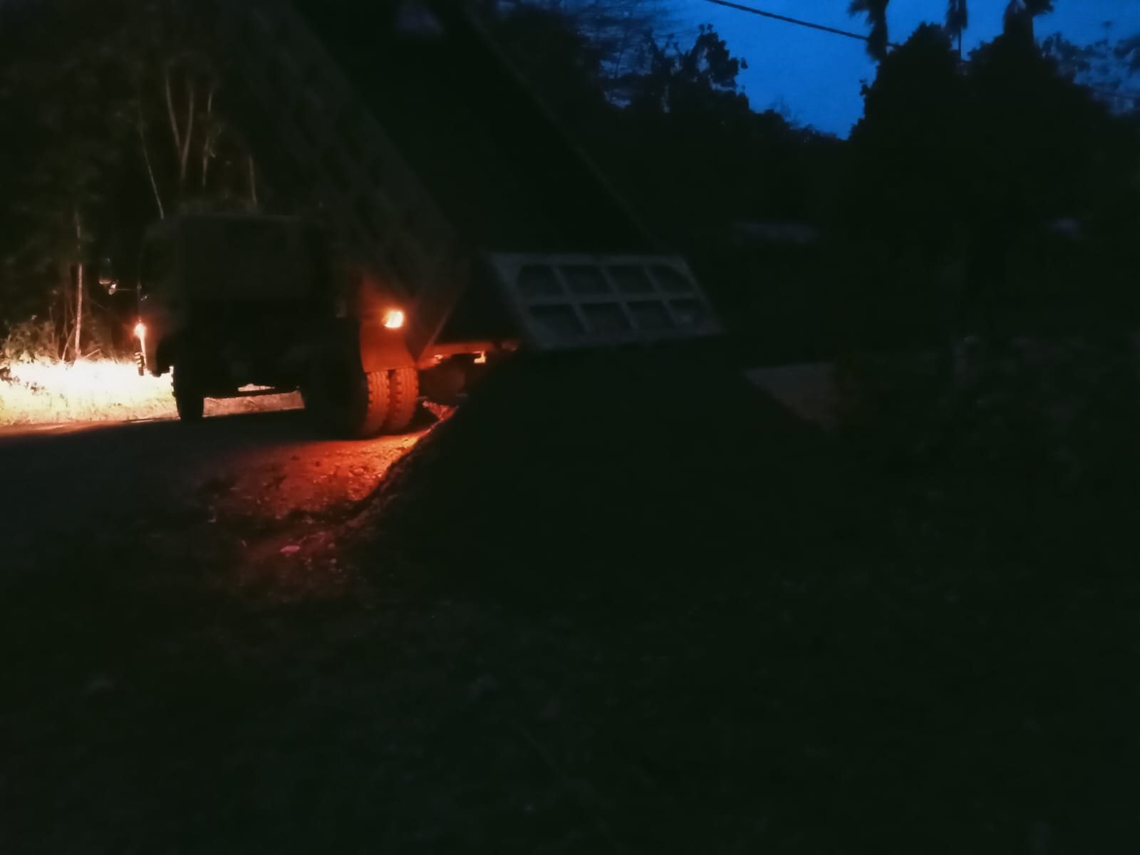 Di Balik Malam, Prajurit TMMD Kodim 1808/Mansel Berjuang untuk Pembangunan