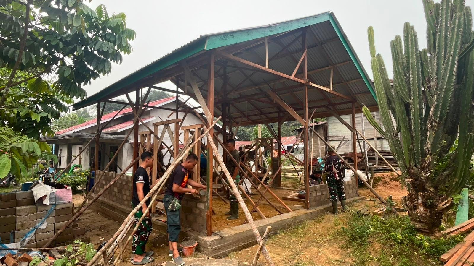 Rumah Ibu Suhanim di Dusun Nahaya dalam Masa Konstruksi TMMD Kodim 1210