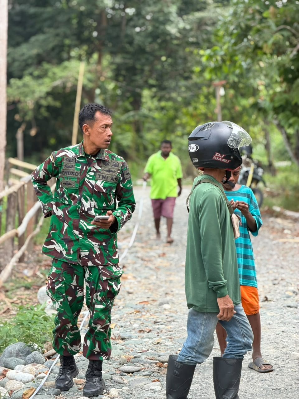 Kapten Inf Hendro Awasi Persiapan Proyek Jalan Akses untuk Masyarakat Setempat