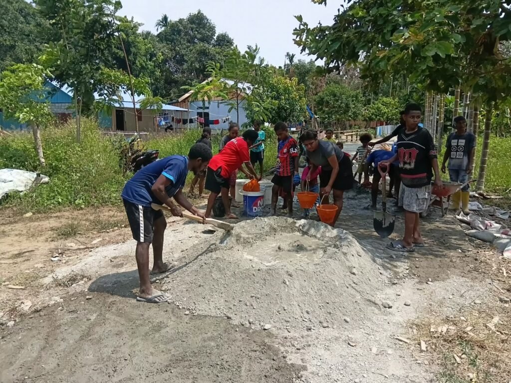 TNI dan Warga Bergotong Royong dalam TMMD ke-130 di Manokwari Selatan