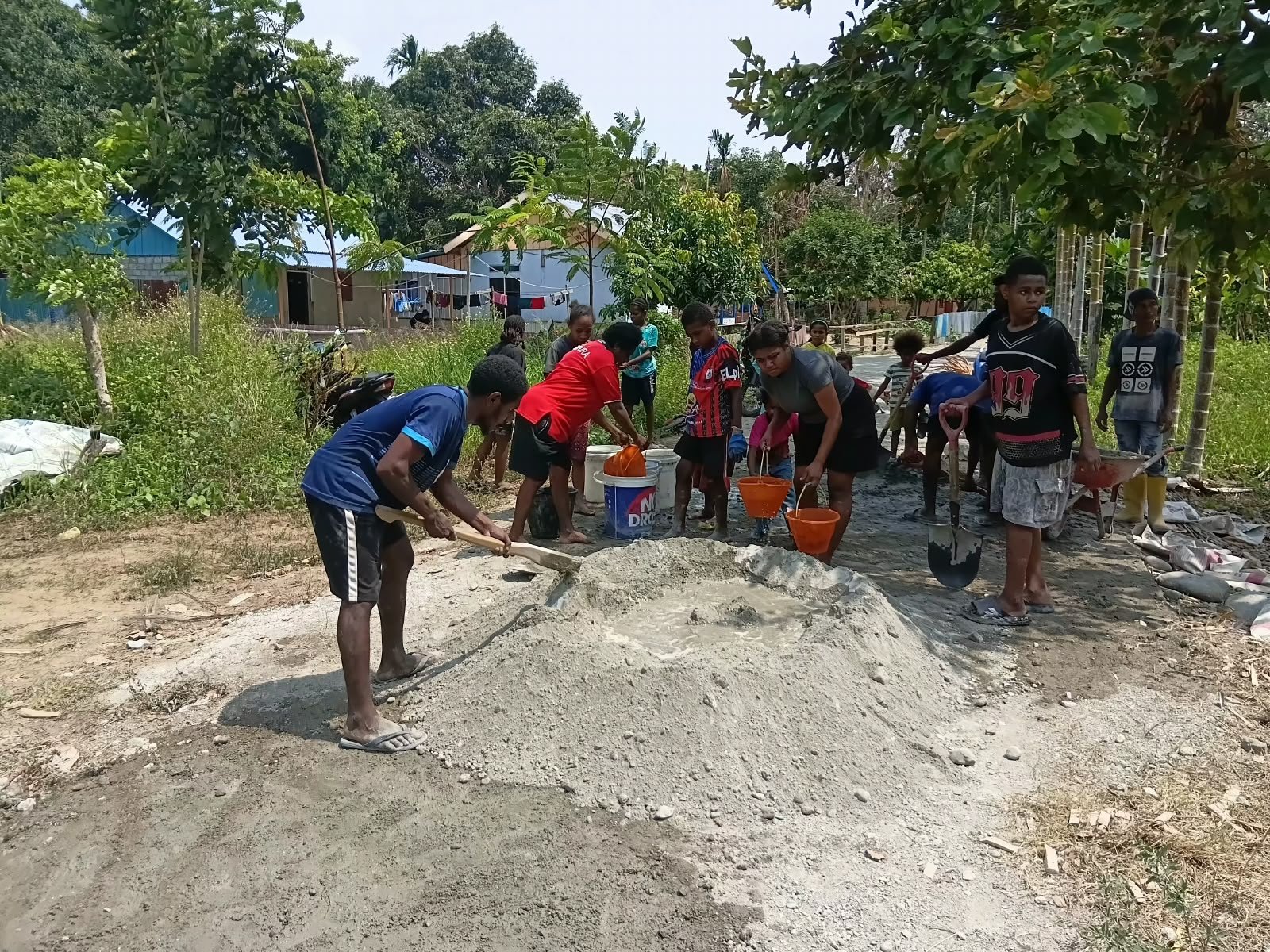 TNI dan Warga Bergotong Royong dalam TMMD ke-130 di Manokwari Selatan
