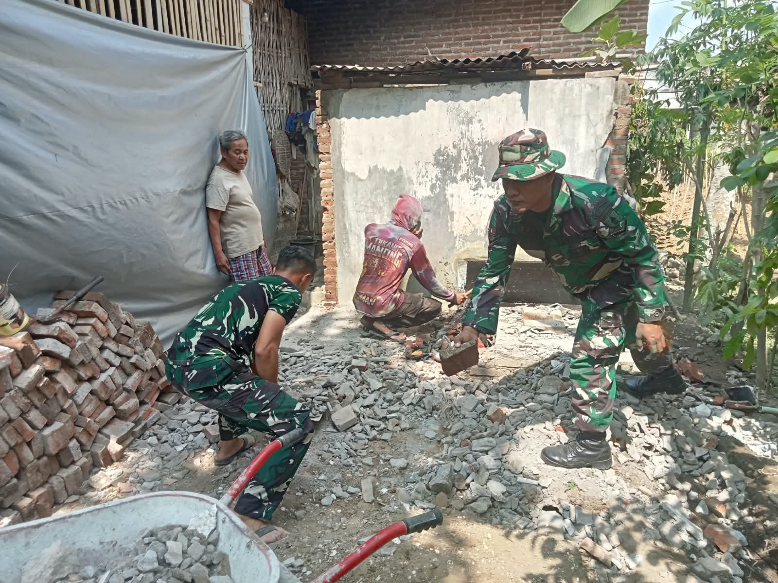 Satgas TMMD ke-130 Kodim Tulungagung Awali Renovasi Hunian untuk Suparlan