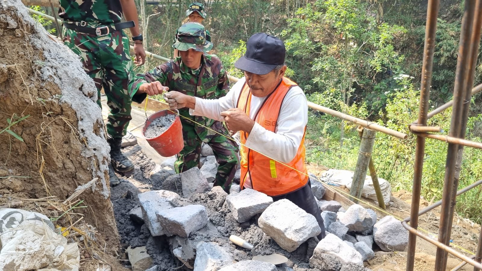 Peran Pak Darto dan TNI dalam menjaga keamanan Desa Taji dari longsor