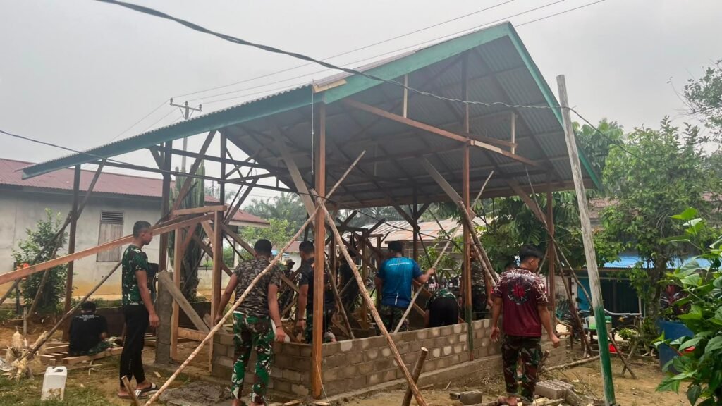 TNI Percepat Pembangunan Rumah Ibu Suhanim di Landak dengan Semangat Bersama
