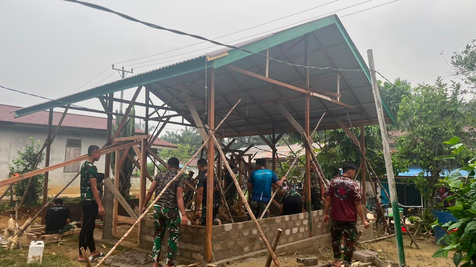 TNI Percepat Pembangunan Rumah Ibu Suhanim di Landak dengan Semangat Bersama