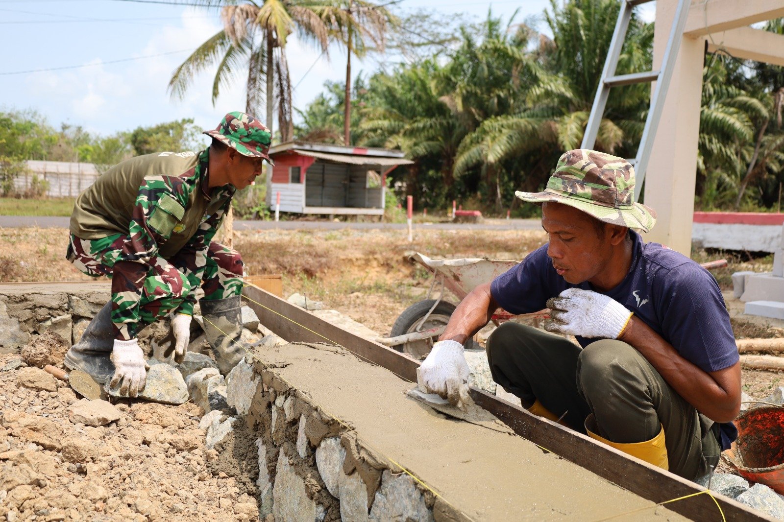 Sertu Edi Nurhadi: Kontribusi Inspiratif TNI dalam Proyek Pembangunan Desa