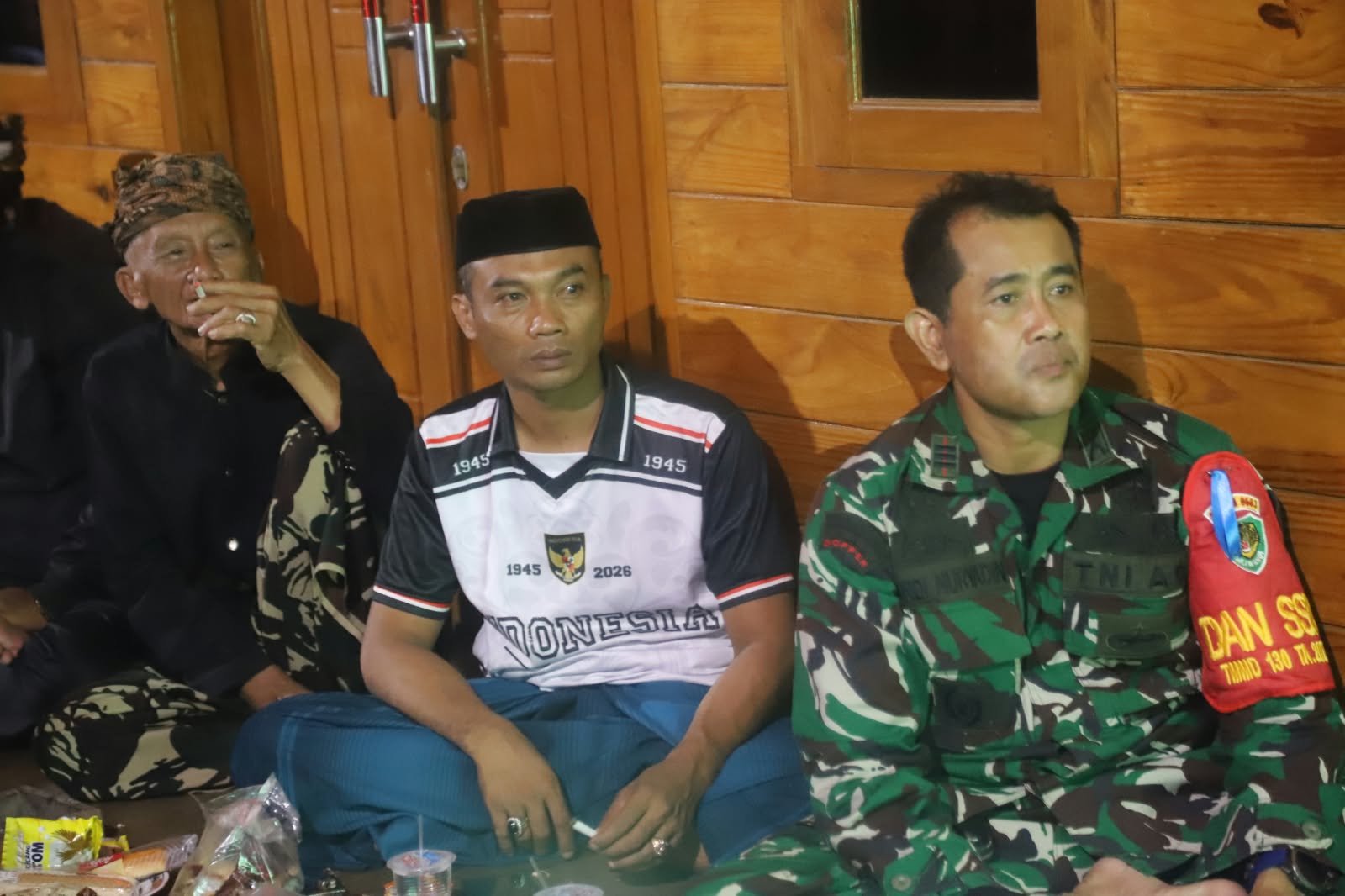 Nobar Sepak Bola: TNI dan Warga Ciptakan Suasana Akrab di TMMD