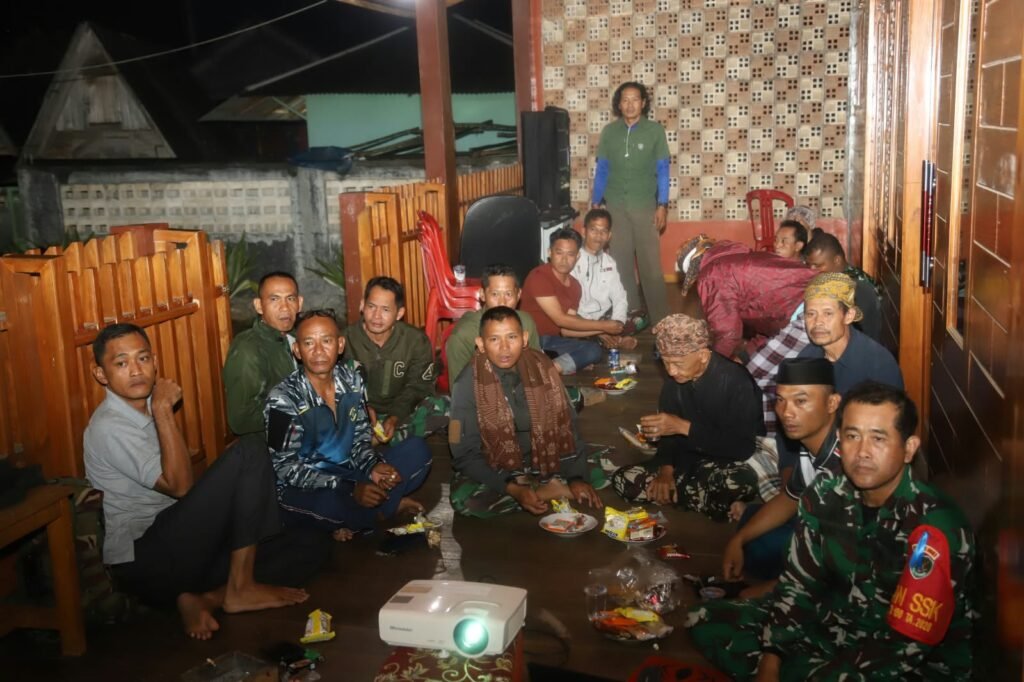 Satgas TMMD Kodim 0603/Lebak Gelar Acara Nonton Bareng di Citorek Barat