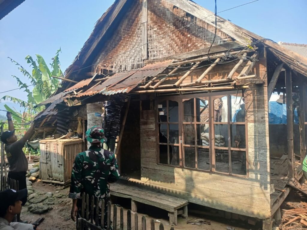 Keberhasilan TMMD ke-130 dalam Merenovasi Rumah Tradisional Bapak Apin