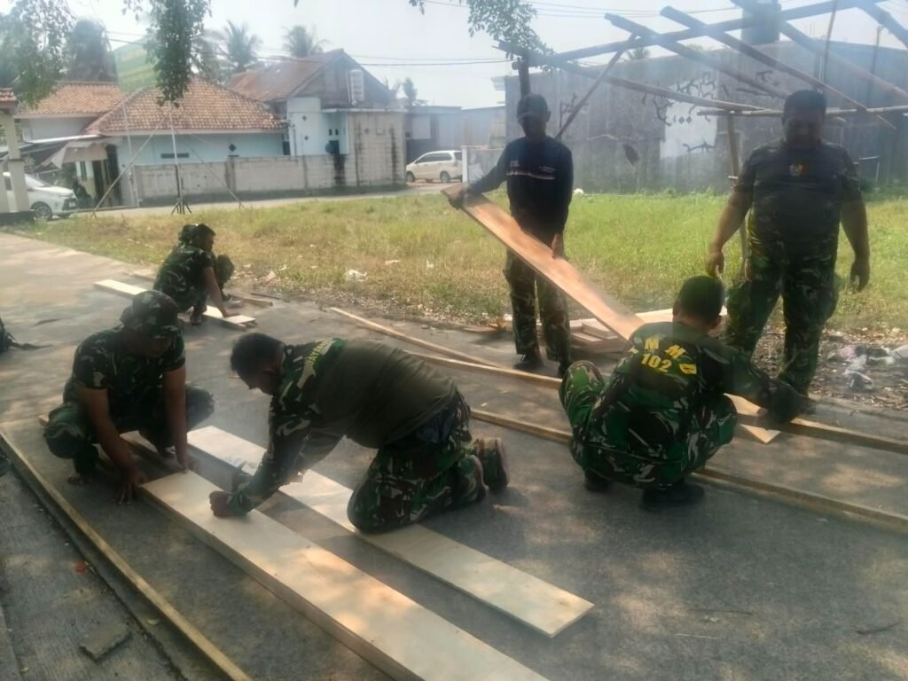 Membangun Fondasi Kuat di Desa Sumur Bandung dengan Teknik Bekisting TMMD