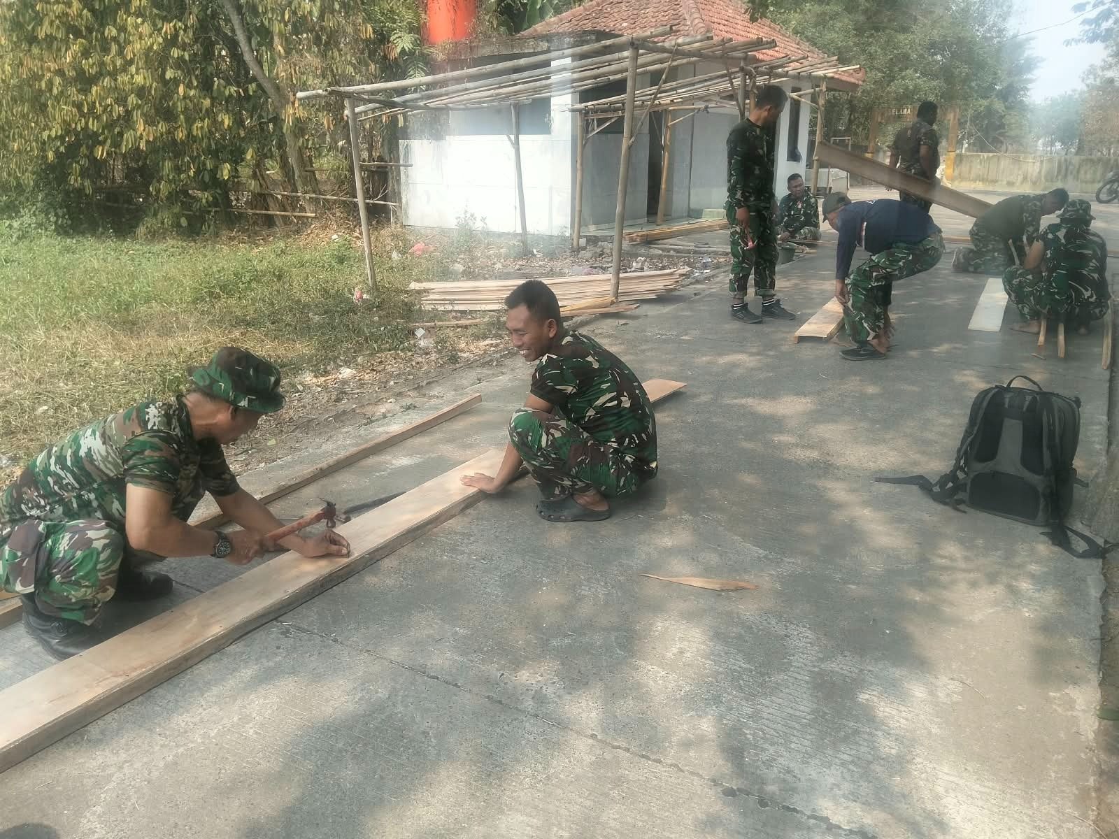 Pembangunan Infrastruktur Desa: Satgas TMMD ke-130 Persiapkan Bekisting dengan Cermat
