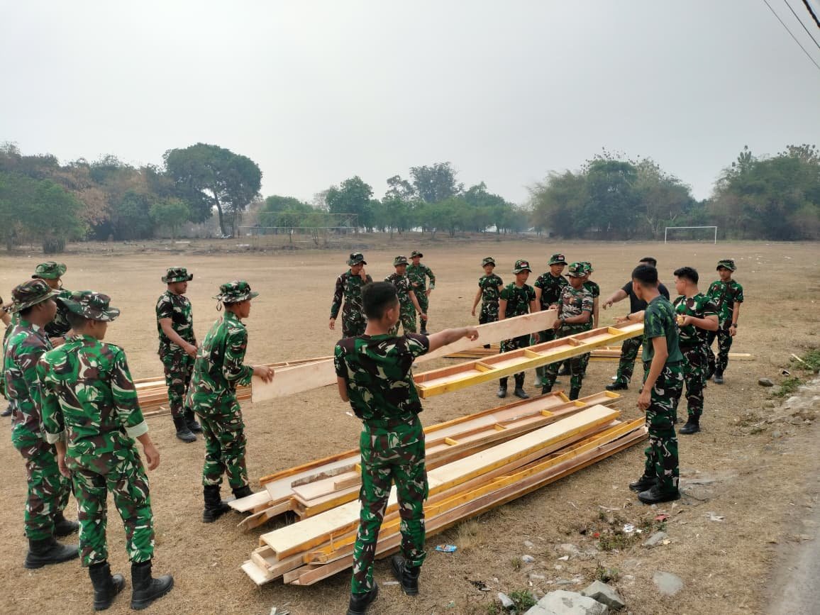 Mobilisasi Bekisting Dipercepat oleh Satgas TMMD ke-130 di Desa Sumur Bandung