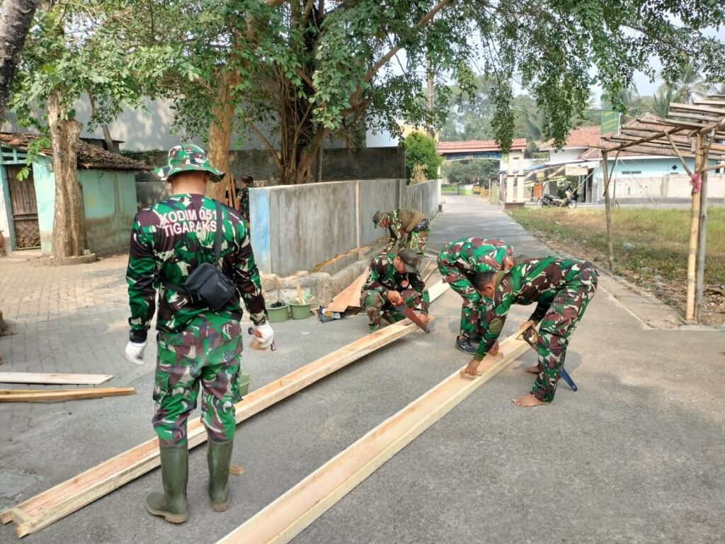 Kolaborasi Kuat Satgas TMMD ke-130 dalam Konstruksi Bekisting Berkualitas