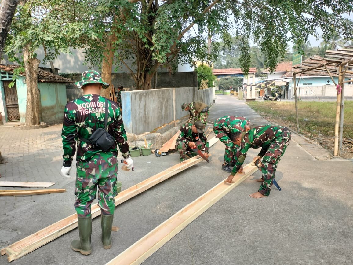Kolaborasi Kuat Satgas TMMD ke-130 dalam Konstruksi Bekisting Berkualitas