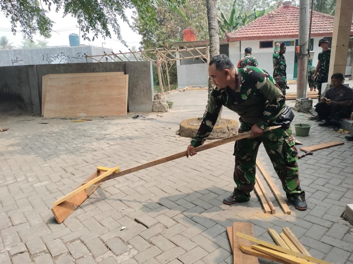 Satgas TMMD ke-130 Berkolaborasi Ciptakan Alat Bantu Pembangunan di Sumur Bandung