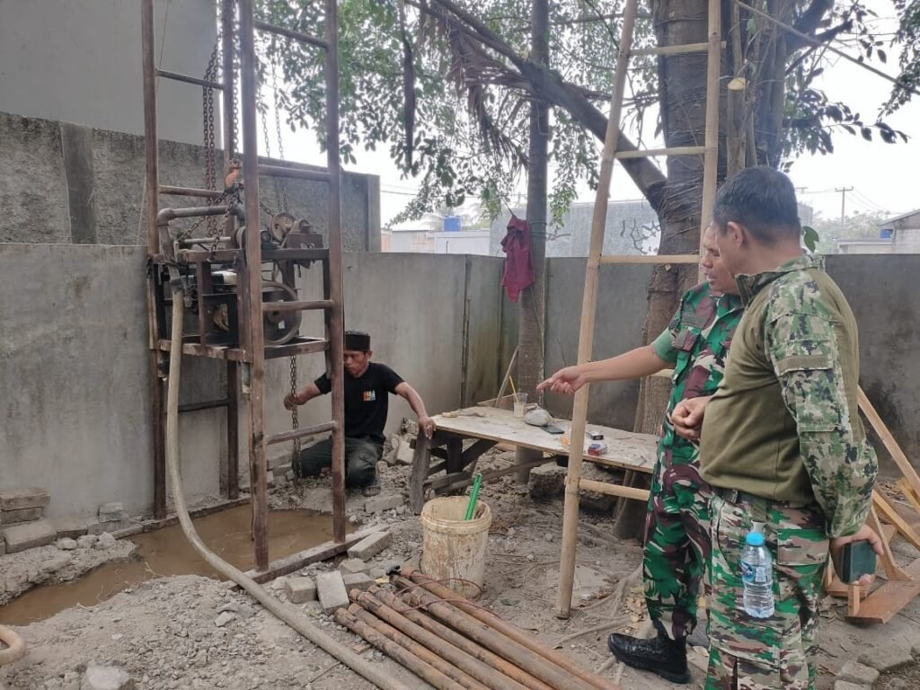 Satgas TNI Manunggal Bangun Sarana Air Bersih untuk Desa Sumur Bandung