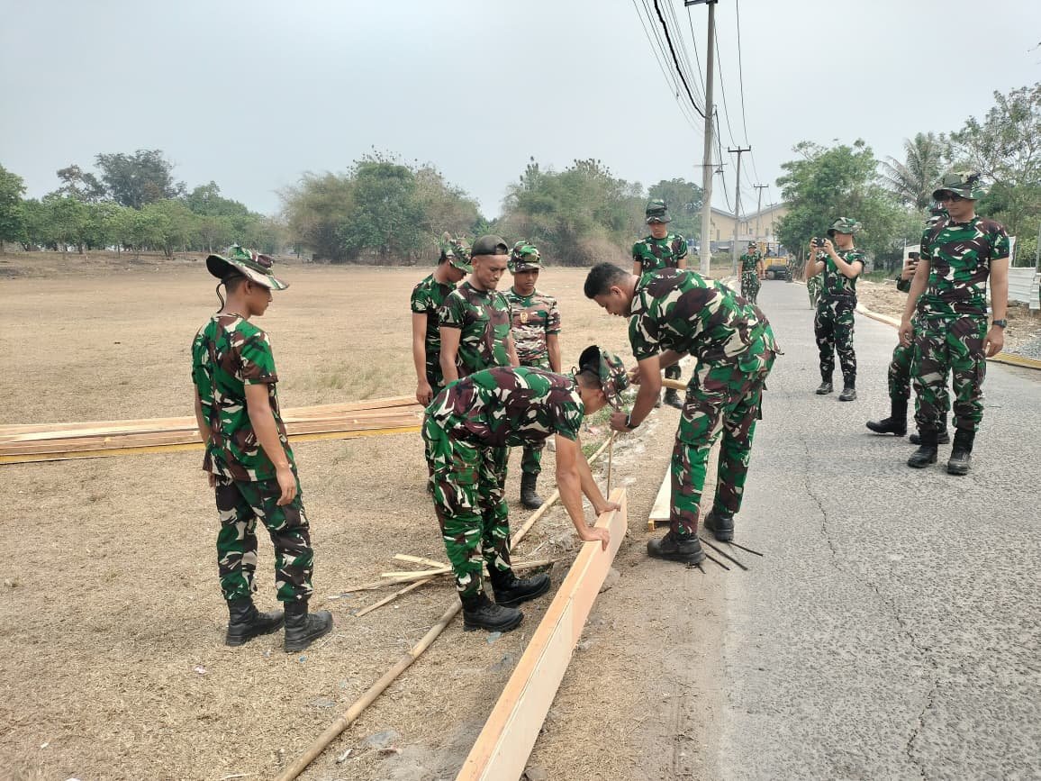 Kolaborasi TNI dan Warga Dalam Membangun Infrastruktur Desa Sumur Bandung