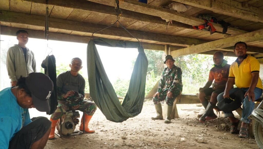 Kegiatan TMMD, Satgas Berbaur dengan Komunitas untuk Membangun Hubungan Erat